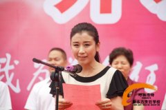 新东方骄子赵丹 绝技“整鱼脱骨”震撼美食盛典