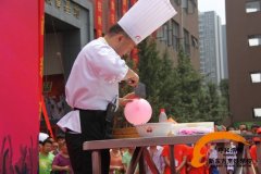 气球上切肉丝 展现刀刃上的功夫