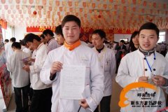 大学生退学回家养猪 演绎人生另类价值