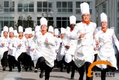 追梦少年迎着朝阳 向着成功出发