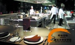 走进酒店后厨,感受现代厨师工作环境