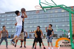 课余生活：师生篮球小竞赛