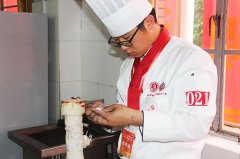 精雕细刻出精品 巧手齐聚夺天工