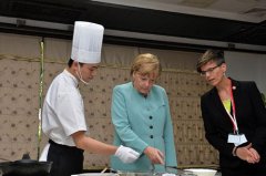 德国总理默克尔拜中国大厨为师学做宫保鸡丁