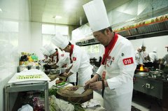 蒙餐名师郭凤玉 蒙古一品驼掌博得满堂彩