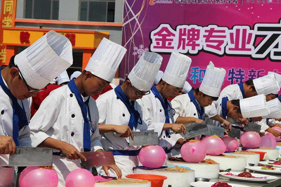 金牌专业才艺表演初显大厨风采
