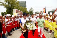 金马影帝黄渤空降新东方 形象大使引爆校园