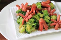 西兰花炒脆皮肠