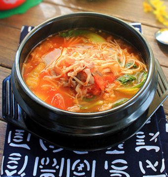 番茄金针菇肥牛锅