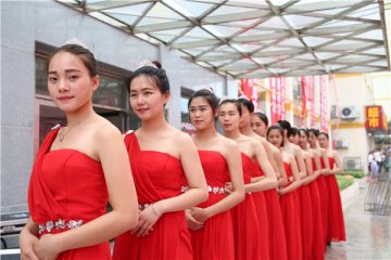 【美食狂欢节】那些舌尖之外，却时刻在视线之内的人