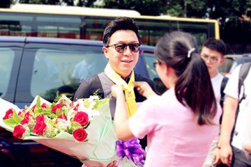 新东方烹饪教育喜迎28周年校庆 全能男神黄渤现身校园