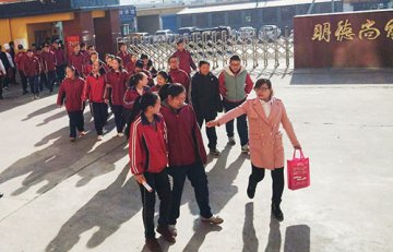 初中生齐聚呼和浩特新东方参观学习，体验美食之旅！