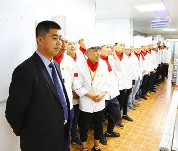 呼和浩特新东方学生代表受邀到巨华嘉禧大酒店参观