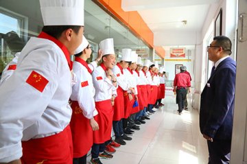 #感恩家长会# 您把孩子交给我，我把人才还给您！