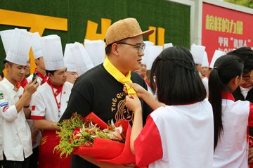 《绝世高手》路演走进新东方烹饪学院“笑果”不俗