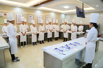 我校的烹饪人才要被“好利来”这样的单位抢完了