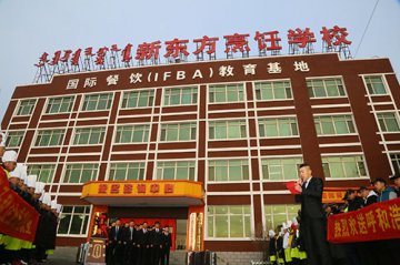 由呼市新东方开往毕业方向的列车即将进站……