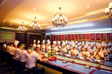 热烈祝贺呼和浩特新东方烹饪学校金典总厨1802、1803班隆重开班！