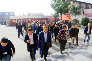 自治区12个盟市、旗县服务局领导 近百人观摩团莅临我校参观指导