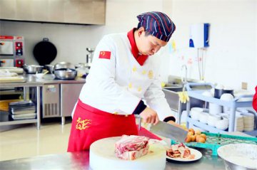 【晴暖老人心 公益关爱行】呼和浩特新东方烹饪学校学子走进福康老年公寓