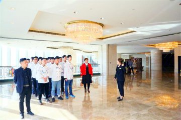 呼和浩特新东方金典总厨的学生代表走进五星级单位香格里拉大酒店参观学习