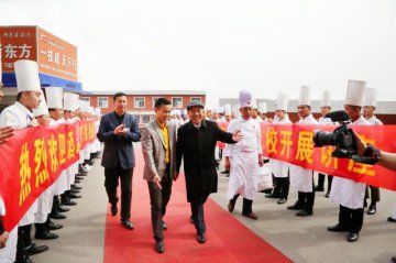 烹饪行业泰斗级大师，王文亮大师亲临我校为学生传道授业解惑也