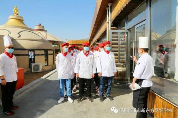 呼和浩特新东方烹饪学校学生代表走进校企合作单位内蒙古蒙亮餐饮管理有限公司参观学习