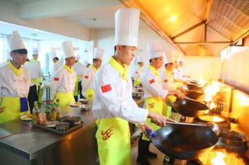 同学，不想继续读书了？来这里学技术，能高薪就业！