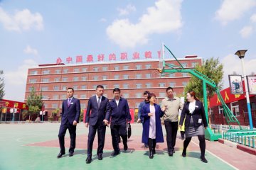 呼和浩特市徐睿霞副市长一行领导莅临我校参观指导工作