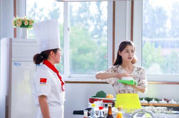 柴碧云新剧开拍，新东方烹饪为该剧提供厨艺指导