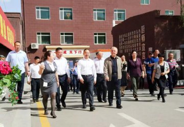 全国人大常委会副委员长艾力更·依明巴海走进新东方烹饪学校调研