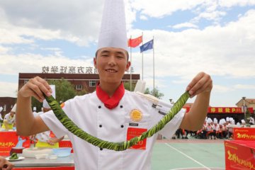 【刀王争霸赛】英雄手起刀落，王者荣耀诞生！_呼和浩特新东方烹饪学校