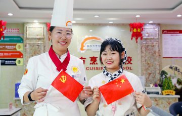 建党节丨98载铸就光辉时代，呼和浩特新东方向党致敬！