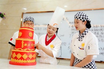 女生学什么好？女生学西点专业，薪资高的惊掉了下巴！呼和浩特新东方烹饪