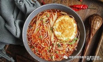 美食推荐|香辣酸汤面，十分钟就搞定，汤鲜味美酸辣开胃！