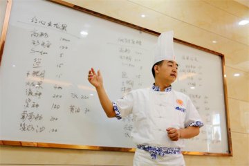 【名师大讲堂】名师走进呼和浩特新东方烹饪，倾囊相授西点技艺！