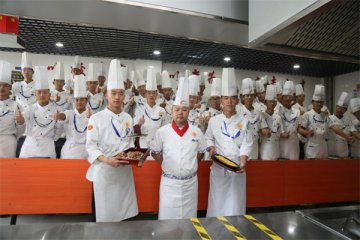 【名师大讲堂】星级酒店主厨进校园，倾情传授舌尖上的美食艺术