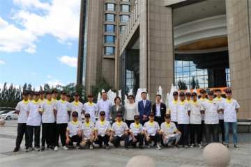 呼和浩特新东方金领大厨学生代表走进五星级单位巨华国际大酒店参观学习