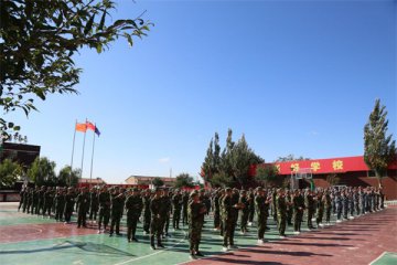 军训开幕|七月的风，八月的雨，都不及军训场上坚持的你！