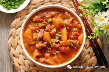 美食推荐|番茄土豆炖牛腩，牛腩吃起来鲜嫩又有嚼劲，让人回味无穷！