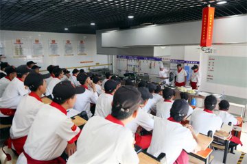 【名师大讲堂】星级酒店厨师长进校园，倾情传授舌尖上的美食艺术！
