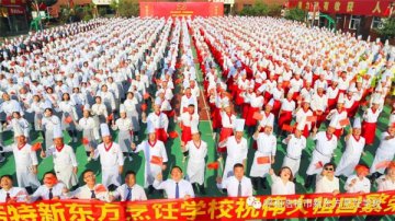 新中国成立70周年|呼和浩特新东方千人合唱《我和我的祖国》