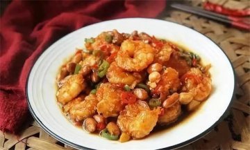美食推荐|宫保虾球，虾球色泽赤红诱人，酸辣甜口，花生香脆，让人垂涎欲滴！