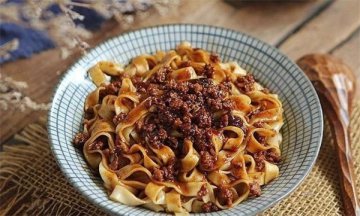 美食推荐|家常炸酱面，每一根都包裹着浓郁的肉酱，越吃越香~