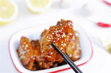 美食推荐|【蜜汁鸡翅】鸡翅真是心头爱，香嫩的口感，色香味俱全，好吃停不下来~