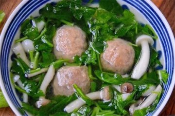 美食推荐|荠菜牛肉丸菌菇汤，最原始的味道，清爽不油腻，喝完全身都暖和！