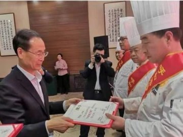 恭喜我校教师-高峰荣获呼和浩特餐饮业“十大烹饪工匠”奖