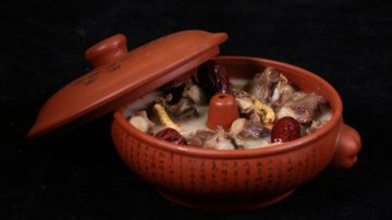 这是一道以器皿命名的美食！