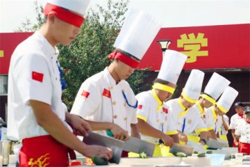 【刀王争霸赛】很多人想看厨师的刀工，今天Ta来了！