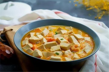 美食推荐|味道鲜美“咸蛋黄虾仁豆腐”